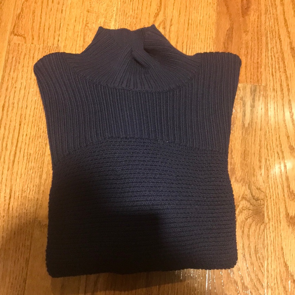 Lululemon Women’s size 8 navy soft wool sweater
